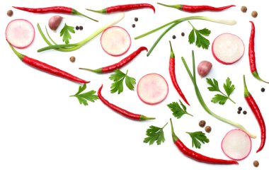 Beyaz arka plan üzerinde üstten görünüm izole maydanoz ile kırmızı sıcak biber