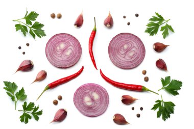 maydanoz, sarımsak ve baharat beyaz arka plan üzerinde üstten görünüm izole kırmızı soğan dilimlenmiş
