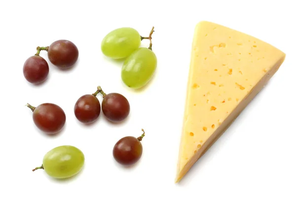 Pedaço Queijo Com Uvas Isoladas Sobre Fundo Branco — Fotografia de Stock