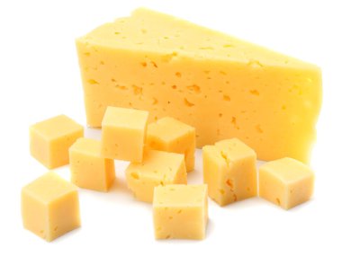 beyaz arkaplanda izole edilmiş peynir parçası