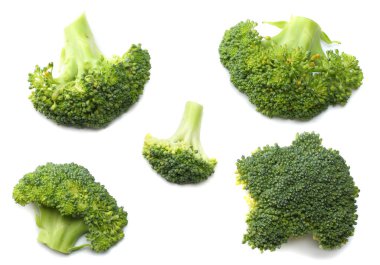 Beyaz arka plan üzerinde izole yeşil brokoli. üstten görünüm