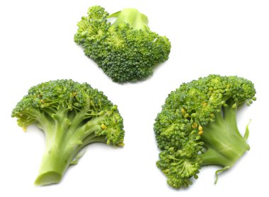 Beyaz arka plan üzerinde izole yeşil brokoli. üstten görünüm