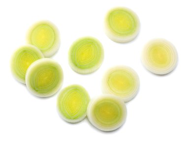 Beyaz arka plan üzerinde üstten görünüm izole dilimlenmiş pırasa