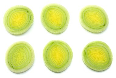 Beyaz arka plan üzerinde üstten görünüm izole dilimlenmiş pırasa