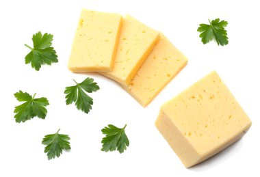 parça peynir beyaz arka plan üzerinde izole maydanoz ile