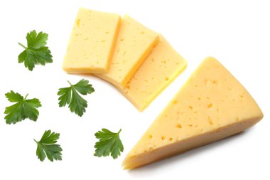 parça peynir beyaz arka plan üzerinde izole maydanoz ile