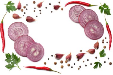 maydanoz, sarımsak ve baharat beyaz arka plan üzerinde üstten görünüm izole kırmızı soğan dilimlenmiş