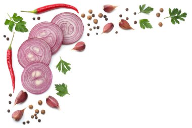maydanoz, sarımsak ve baharat beyaz arka plan üzerinde üstten görünüm izole kırmızı soğan dilimlenmiş