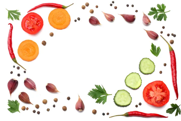 混合红辣椒与香菜和切片胡萝卜和大蒜查出的白色背景顶部视图 — 图库照片