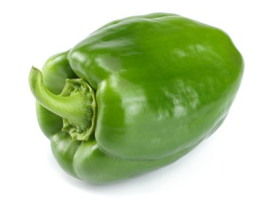 Beyaz arka planda izole edilmiş bir yeşil dolma biber.