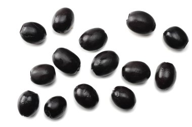 Marine edilmiş dilimler beyaz arka plan üzerinde izole zeytin siyah. üstten görünüm