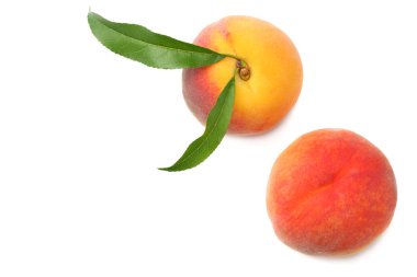 Şeftali meyve yeşil yaprak beyaz arka plan üzerinde izole. üstten görünüm