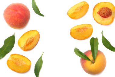 Yeşil yapraklı şeftali meyvesi ve beyaz arka planda izole edilmiş dilimler. en üstteki görünüm