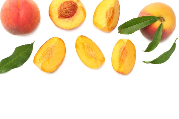 Pfirsichfrüchte Mit Grünem Blatt Und Scheiben Isoliert Auf Weißem Hintergrund — Stockfoto