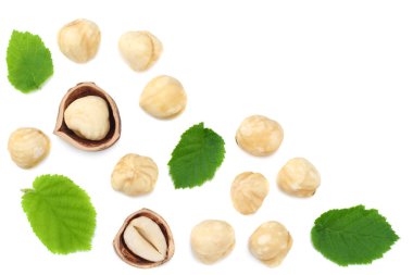 Beyaz arka planda yaprakları olan fındıklar. en üstteki görünüm