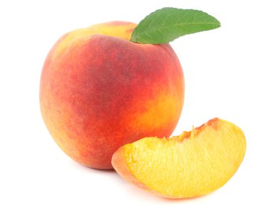 Şeftali meyve yaprak yeşil ve beyaz arka plan üzerinde izole dilimleri ile