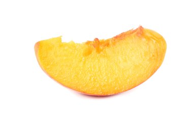 şeftalili meyve dilimleri beyaz arka planda izole edilmiş