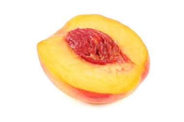 şeftalili meyve dilimleri beyaz arka planda izole edilmiş