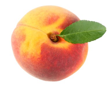 Yeşil yapraklı şeftali meyvesi ve beyaz arka planda izole edilmiş dilimler. en üstteki görünüm