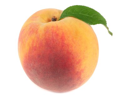 Beyaz arka planda yeşil yapraklı şeftali meyvesi