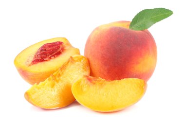 Şeftali meyve yaprak yeşil ve beyaz arka plan üzerinde izole dilimleri ile