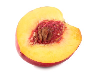Nektarin beyaz arka plan üzerinde izole dilimleri ile