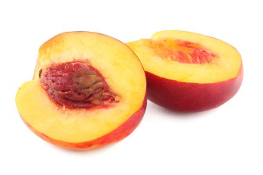 Nektarin beyaz arka plan üzerinde izole dilimleri ile