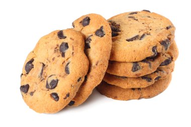 Beyaz arka planda izole edilmiş çikolatalı kurabiyeler. Tatlı bisküviler. Ev yapımı pasta.