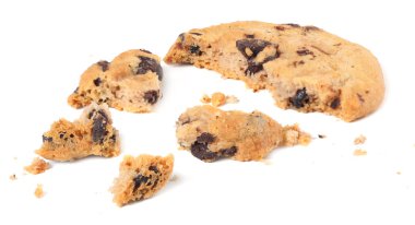 Beyaz arka plan üzerinde izole çikolatalı kurabiye kırık. Tatlı bisküvi. Ev yapımı pasta