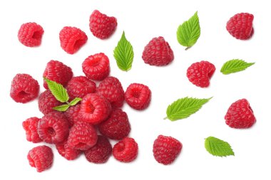 Olgun Ahududu yeşil yaprak beyaz arka plan üzerinde izole ile. üstten görünüm