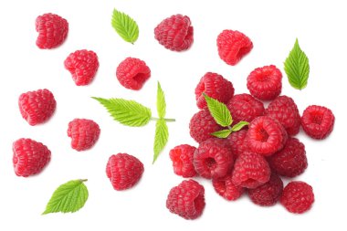 Olgun Ahududu yeşil yaprak beyaz arka plan üzerinde izole ile. üstten görünüm