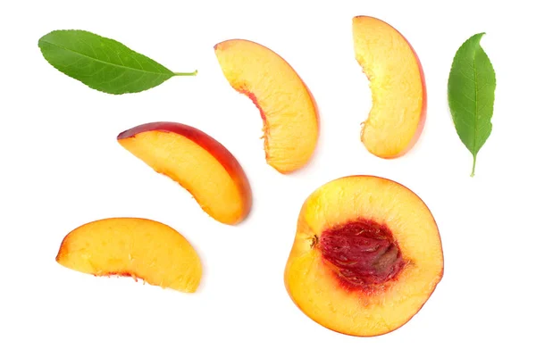 Yeşil yapraklı şeftali meyvesi ve beyaz arka planda izole edilmiş dilimler. en üstteki görünüm