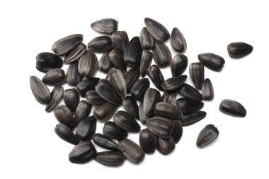 Beyaz arka planda izole edilmiş ayçiçeği tohumları. Üst görünüm