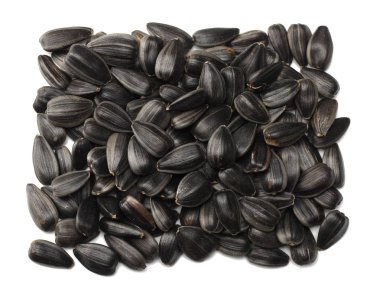 Beyaz arka planda izole edilmiş ayçiçeği tohumları. Üst görünüm