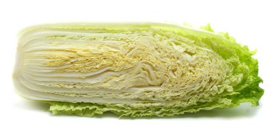 Beyaz arka planda Çin lahanası izole edilmiş.