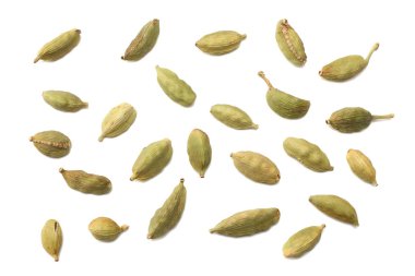 Yeşil kakule, Kakuleden veya cardamum (Elettaria cardamomum kurutulmuş meyve) yığın üzerinde beyaz izole. gölge üstten görünüm ayrılmış