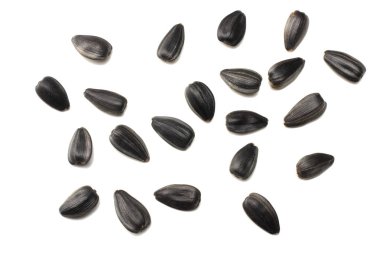 Beyaz arka planda izole edilmiş ayçiçeği tohumları. Üst görünüm