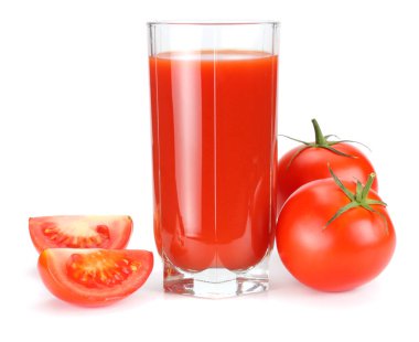 Beyaz arka plan üzerinde izole domates suyu. cam suyu