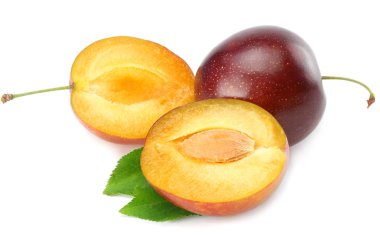 taze erik meyve yaprak yeşil ve beyaz arka plan üzerinde izole kesme Erik dilimleri ile