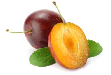 taze erik meyve yaprak yeşil ve beyaz arka plan üzerinde izole kesme Erik dilimleri ile