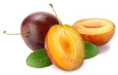 taze erik meyve yaprak yeşil ve beyaz arka plan üzerinde izole kesme Erik dilimleri ile