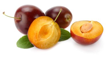 taze erik meyve yaprak yeşil ve beyaz arka plan üzerinde izole kesme Erik dilimleri ile