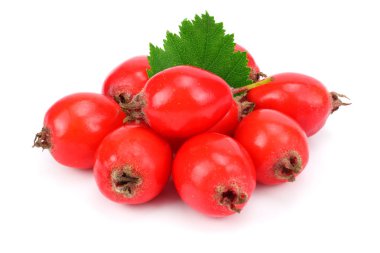 yeşil yaprak üzerinde beyaz izole alıç çilek. Kırpma yolu