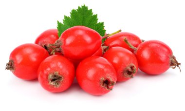 yeşil yaprak üzerinde beyaz izole alıç çilek. Kırpma yolu