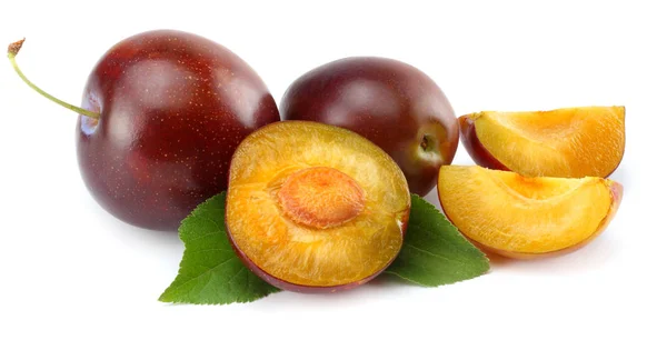 Buah Plum Segar Dengan Irisan Plum Potong Terisolasi Latar Belakang — Stok Foto