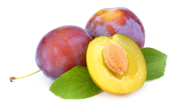 Buah Plum Segar Dengan Irisan Plum Potong Terisolasi Latar Belakang — Stok Foto