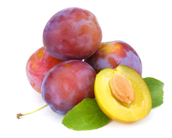 Buah Plum Segar Dengan Irisan Plum Potong Terisolasi Latar Belakang — Stok Foto