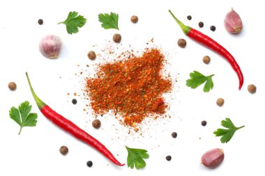 Beyaz arka plan üzerinde izole karışık baharat. Sarımsak rezene havuç fesleğen kereviz, maydanoz, Mercanköşk, soğan, biber. üstten görünüm