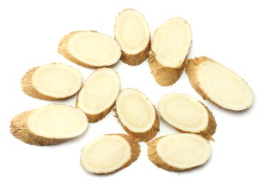 Beyaz arka plan üzerinde izole dilimlenmiş horseradish kök