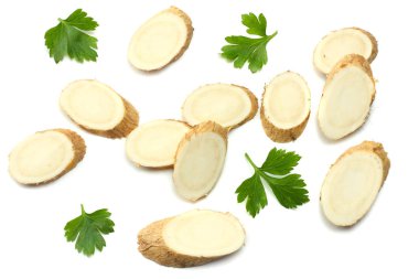 Beyaz arka plan üzerinde izole maydanoz ile horseradish kök dilimlenmiş